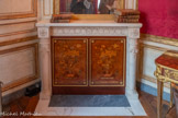 <center>Cabinet doré.</center>Les deux cheminées sont fermées par deux vantaux au décor de marqueterie identique.