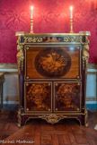 <center>Cabinet doré.</center>Secrétaire à abattant. En 1771, un ensemble de meubles est commandé à Jean-Henri Riesener pour le Garde-Meuble de la Couronne.
Ce chef-d'œuvre de marqueterie représente l'apogée des arts de l'ébénisterie et des bronzes d'art dans les premières décennies du règne de Louis XVI.  En 1774, Jean-Henri Riesener deviendra, à la suite de cette commande, ébéniste de la Couronne. Un trophée musical orne l'abattant tandis que les panneaux inférieurs représentent des vases garnis de fleurs et de fruits.