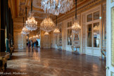 <center>Salon des Amiraux.</center>Le salon d’honneur et le salon des amiraux,  formaient au XVIIIe siècle une unique galerie, celle des Grands Meubles. On a aujourd'hui deux pièces en enfilade donnant sur la loggia et décorés, dès 1843, avec des portraits des grands amiraux de l'Ancien Régime L'architecte était Jean-Jacques-Marie Huvé. Au XVIIIè siècle, ces pièces étaient des salles d'exposition du Garde-Meuble du Roi. Au milieu du XIXe siècle, une grande restauration de cette galerie est lancée pour en faire un salon de réception destiné à éblouir tous les visiteurs. Au XIXè et XXè siècles, de nombreuses réceptions et fêtes ont eu lieu dans ces salles ouvrant sur la loggia.
