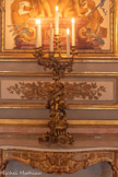 <center>Salon des Amiraux.</center>Paire de candélabres en bronze doré à six lumières ornées de pampres et surmontant deux enfants jouant. Le piètement est en rinceaux à volutes formant quatre pieds, sous une gorge intermédiaire ajourée en ovales. Une acanthe montée en torsade enrobe deux enfants nus à califourchon et s'épanouit en quatre branches dont une latérale évasée en deux coupelles en feuilles nervées, aux extrémitées à graines, binets évasés et à facettes, et à bord en feuilles et enrobés d'acanthes. 1850-1874.