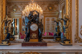 <center>Salon diplomatique</center>Pendule : Psyché couronnant l'Amour.  François Eugène Lesieur.  1800-1824. Pendule composée d'une borne en marbre rouge ornée d'un amour aimé chevauchant un lion en bronze doré et ciselé. Le cadran est flanqué des figures de l'Amour et Psychée en bronze reposant sur un socle rectangulaire en marbre rehaussé d'une frise de palmettes. <br>Paire d'aiguières en bronze patiné, ornées d'un décor en bronze ciselé et doré. Leur panse est ornée de figures de muses, surmontées, sous l'épaule, de dauphins affrontés de part et d'autre d'une coquille et de deux tridents. Les anses prennent la forme de Renommées, tandis que le bec est une tête de griffon. Le col est composé d'une frise de palmettes et le bas de la panse est godronné. Leur base est ornée d'une aigle impériale.