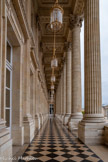 <center>La loggia.</center>Édifiée au XVIIIe siècle comme un décor de théâtre pour orner l’ancienne place Louis XV, la façade de l’Hôtel de la Marine est structurée autour d’un imposant balcon : la loggia. Rythmée de douze colonnes corinthiennes , elle offre un bel exemple d’architecture classique. Au sol, le damier de pierres noires et blanches évoque le péristyle du Trianon de Versailles.