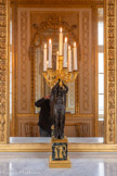 <center>Galerie dorée</center>Paire de candélabres à six lumières en bronze doré et patiné. Sur une base en bronze doré, un bloc de marbre vert reçoit un décor appliqué de bronze figurant une femme à l’antique procédant à un sacrifice devant un autel fumant. Ce socle porte une figure féminine ailée en ronde-bosse de bronze patiné. Elle tient à bout de bras un carquois auquel s’attache un bouquet de bras de lumière en bronze doré.  Pierre-Philippe Thomire (1751-1849), sculpteur, bronzier, ciseleur, formé à la sculpture à l’Académie de Saint-Luc à partir de 1765. Il entre ensuite dans l’atelier de Pierre Gouthière et ouvre son propre atelier en 1776. Il est un des bronziers les plus recherchés de la fin de l’Ancien Régime et poursuit sa carrière sous l’Empire. Sa première formation de sculpteur lui donne une aisance remarquable dans le traitement des figures en ronde-bosse comme pour ces chandeliers.  19e siècle.