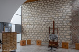 <center>Immeuble Le Corbusier</center>À droite de l'entrée, on trouve l'atelier caractérisé par trois éléments :  une grande voûte blanche de près de 6 m de large, de 12 m de long et de 3,50 m de haut ; un grand mur de moellons de la maison voisine et de briques laissés apparents ;