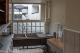<center>Immeuble Le Corbusier</center>Dans la zone de préparation des repas, le double évier prend jour sur la courette  où l'on voit le mécanisme du monte-charge. Les parois
sont revêtues de carreaux de faïence blanche.