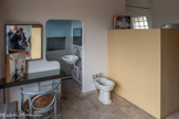 <center>Immeuble Le Corbusier</center>Passionné par les paquebots, Le Corbusier s’inspire de leurs cabines pour aménager
la chambre conjugale. Madame dispose d’une
coiffeuse et de sa propre salle de bains avec baignoire-sabot et lavabo.