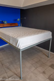 <center>Immeuble Le Corbusier</center>Il invente un lit surélevé qui repose sur deux pieds tubulaires de 83cm, dont la hauteur et l’appui-tête fixé dans le mur permettent une fois allongé, d’admirer la vue au-delà du parapet de la terrasse.