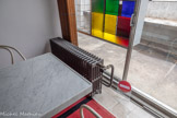 <center>Immeuble Le Corbusier</center>Le radiateur. Les fenêtres sont montées sur châssis coulissant, ce qui contribue à renforcer
l’impression de perméabilité entre le dedans et le dehors.
