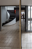 <center>Immeuble Le Corbusier</center>A gauche de l'entrée, une première porte sur pivot permet d'isoler l'atelier. Ensuite l'escalier qui mène au niveau supérieur, puis le salon disposant d'un coin cheminée. Celui-ci est prolongé par une salle à manger ouvrante.