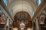 <center>L'église Saint-Joseph des Carmes</center>Installé au-dessus du portail, sur une tribune lambrissée portée sur une voûte en demi-berceau à lunettes, l’orgue présente un élégant buffet néo-classique comportant trois plates-faces encadrées par des colonnes composites cannelées, dont la base du fût, lisse, est ornée de draperies.
 Des frontons curvilignes à denticules surmontent l’ensemble, tandis qu’une gloire couronne la façade centrale.
Ce fort beau buffet abrite un instrument construit par le facteur Didier en 1902, puis profondément modifié, en 1971, par la manufacture Beuchet-Debierre qui lui conféra son esthétique néo-classique actuelle (25 jeux répartis sur deux claviers, pédales).