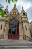 <center>La cathédrale Saint-Alexandre-Nevsky</center>C'est une église orthodoxe russe située à Paris, 12, rue Daru (organisateur de la campagne de Russie). Elle est de style russo-byzantin construite pour la communauté russe de Paris à l'initiative de Joseph Vassiliev, aumonier de l'ambassade impériale de Russie, avec l’aval de Napoléon III. Elle est conçue par l'architecte Roman Kouzmine, premier architecte de la cour impériale ; l'architecte Ivan Strohm dirige les travaux à Paris à partir de 1860 ; la cathédrale est consacrée le 11 septembre 1861, veille de la Saint Alexandre Nevsky, prince de Novgorod, grand héros de la Russie, l'église lui est dédiée. Côté financement, elle voit le jour grâce aux dons du Tsar Alexandre II, des milieux russes à travers le monde, mais aussi d'un grand nombre d'orthodoxes, de catholiques, de protestants de France.