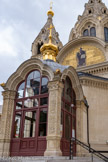 <center>La cathédrale Saint-Alexandre-Nevsky</center>L’entrée est précédée d’un narthex à arcades trilobées couvert d’un dôme et d’un bulbe. Elle devient cathédrale en 1922, lorsque l’archevêque Euloge en fait le siège de son diocèse de paroisses d’émigrés russes, notamment des Russes blancs. En 1930, pour avoir refusé de taire ses critiques à l’égard de la politique antireligieuse du pouvoir soviétique, le métropolite Euloge est démis du siège patriarcal de Moscou. En 1931, elle est placée sous l'obédience du patriarcat œcuménique de Constantinople. La cathédrale et l'archevêché dont elle est le cœur sont de nouveau acceptés au sein du Patriarcat de Moscou par décision du Saint Synode de l'Église orthodoxe russe du 14 septembre 2019. Le métropolite Euloge peut être considéré comme le fondateur de l’archevêché qu’il a dirigé de 1921 à 1946.
