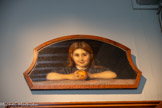 <center>Petite fille tenant à la main une orange</center>Vers 1870
Huile sur papier marouflé sur toile
Ce dessus-de-porte provient de l’atelier de l’artiste à Bernwiller.
Donation Marie Henner