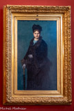<center>Portrait de Mme * * * dit La Femme au parapluie</center>Salon de 1874 Huile sur toile
Henner a fait poser Augustine Durand, un modèle de profession, pour ce tableau qui n’est pas un portrait de commande mais le moyen pour Jean-Jacques Henner de montrer son talent de portraitiste. En 1876, Jules Clarétie évoque ainsi le tableau : « un sphinx bourgeois qui fait songer à une autre Monna Lisa, moins impérieuse et plus modeste. » Donation Marie Henner