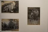 <center>Musée J.J. Henner</center>Jeanne Smith,  la maison de Henner à Bernwiller, le jardin de la maison, la famille de Henner : Marie Henner-Dujardin, Camille Wetzel, Eugénie Henner-Wetzel, Jules Henner et Madeleine Henner. Entre 1889-1900.
