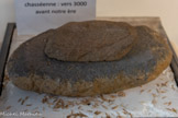 <center>Musée  Associatif </center>Meule dormante et son broyon. Daurelle-Fortuneau. Période néolithique, civilisation chasséenne : vers 3000 avant notre ère.