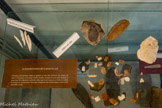 <center>Musée  Associatif </center>La transformation de la peau en cuir.
L'homme préhistorique utilise un grattoir en silex afin d'enlever les résidus de chair et de graisse sur la peau fraîche. Il utilise ensuite le lissoir pour enduire la peau avec des substances naturelles telles que le sel, la graisse animale, la moelle osseuse ou le cerveau pour l'assouplir, l'empêcher de se décomposer et la rendre résistante à l'eau.