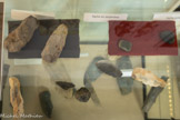 <center>Musée  Associatif </center>En Drôme et en Ardèche, on trouve fréquemment des sites occupés par l’homme depuis le Paléolithique jusqu'à le fin du Néolithique qui regorgent de cette matière première abondante et si utile pour ces populations.
En Drôme, le site de Vassieux-en-Vercors est représenté Ici par son silex particulièrement reconnaissable grâce à sa couleur grise,
Durant trois siècles, de 2700 à 2400 avant J.-C des artisans-tailleurs du Néolithique ont exploité le lieu. À la recherche d'un silex de haute qualité et de grande dimension, ils s'installaient sur le site durant plusieurs mois pour y creuser des fosses et y récolter des gros nodules de silex qu'ils dégrossissaient sur place. Les ébauches étaient transportées à proximité pour être débitées en grandes lames de 18 cm à 25 cm de long.