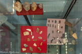<center>Musée  Associatif </center>Le Mésolithiquee
Vers -12 500 ans, le climat sè réchauffe. Un climat méditerranéen tempéré se met en place. La forêt gagne en superficie. La faune se modifie : des espèces forestières comme le cerf ou le sanglier apparaissent au détriment du mammouth ou du lion. Les ressources liées à la cueillette s'accroissent. L'homme nomade suit le gibier.
Sur le site de Gournier, à Montélimar, un campement de cette époque a été mis au jour, attesté par la découverte de fragments de silex de petite taille.