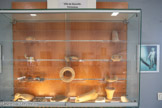 <center>Musée  Associatif </center>La situation de la mansio, entre la voie romaine et le Rhône, va favoriser le développement économique de la vallée. Bientôt, Acunum se transformé en bourgade. On y trouve un forum (place du Marché), des thermes (Les Catalins), une nécropole (Aygu).
Aux alentours, de nombreux domaines agricoles (villae) produisent vin, huile d’olive, amandes... destinées essentiellement à l'exportation. Ces produits sont expédiés vers la Méditerranée grâce aux bateaux descendant le Rhône.