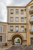 <center>Privas</center>La porte du Ranc était appelée anciennement porte du Vanel, de la Chapelle, ou parfois de Montmorency du nom du duc commandant les régiments cantonnés sur le plateau du Vanel qui entra le premier dans la ville par cette porte à l’issue du siège de 1629. L’actuel hôtel de la préfecture était, jusqu’à la Révolution, celui du dernier seigneur de la ville. Une des trois filles de Charles de Saint- Nectaire et de Marie de Lestrange, épouse en 1692 Fay-Gerlande.
Leur fils Charles César reprend à la famille d’Henry (son cousin), le seigneur assassiné, la baronnie de Privas et Boulogne. Il fût le dernier seigneur à résider à Privas sous le titre de marquis de Gerlande-Lestrange. Le marquis a des goûts somptuaires et fait construire son hôtel de 1740 à 49. Charles César meurt sans paternité en 1763. Héritier du marquis, son neveu Florimont Fay de la Tour-Maubourg ne résidera pas à Privas. Criblé de dettes, il vend peu à peu tous ses biens seigneuriaux à Guérin, son « procureur fondé » qui ne cesse de racheter des propriétés. L’hôtel Gerlande est acquis en 1791 par le Directoire à Guérin, devenu propriétaire en 1786. Les bâtiments attenants, écuries et fenières, devinrent les bureaux du préfet qu’on relia en 1820 à ses appartements, dans l’ancien hôtel particulier, par un arceau qui fut modifié à nouveau en 1946.