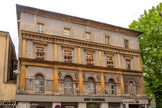 <center>Privas</center>Maison du XIXe appartenant à un négociant en soie. Henri IV (1553-1610), soucieux de diminuer les importations de soieries fort coûteuses, suit les conseils du contrôleur général du commerce Barthélemy de Laffemas (1545-1612) prônant la multiplication du mûrier en France ; le roi passe outre l’opposition de son ministre, Maximilien de Béthune, futur duc de Sully (1559-1641) qui, étant un protestant aux mœurs très austères, s’oppose au port des vêtements luxueux en soie. Olivier de Serres (1539-1619), agronome huguenot, nommé en 1596 historiographe du roi Henri IV, se rend à Paris en novembre 1598 pour y régler la succession de son frère décédé ; il emmène dans ses bagages le manuscrit de son livre “Le Théâtre d’Agriculture et Ménage des Champs” dont Henri IV fait imprimer en novembre 1599 le chapitre XIV intitulé : “La cueillette de la soie par la nourriture des vers qui la font”. En 1601, le roi, pour montrer l’exemple aux propriétaires terriens, fait planter 2OOOO mûriers dans le Jardin des Tuileries. En 16O2, il exige même que chaque paroisse possède une pépinière de mûriers ainsi qu’une magnanerie.