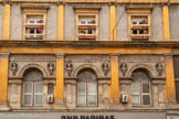 <center>Privas</center>Maison du XIXe appartenant à un négociant en soie. De son côté, Olivier de Serres, revenu dans son domaine du Pradel, s’emploie à distribuer gratuitement tout autour de lui des pieds de mûriers provenant de ses mûreraies ; il offre aussi des graines de bombyx ainsi qu’un traité de sériciculture. L’industrie française de la soie démarre véritablement. Malheureusement en 1685, la Révocation de l’Édit de Nantes par Louis XIV, va provoquer l’exode de nombreux huguenots, artisans “soyeux” dans le Midi et à Lyon ; cette émigration qui va grandement profiter à la Hollande, à l’Allemagne, à la Suisse… ! L’apogée de la soierie française se situe entre les années 1820 et 1850, favorisée par l’invention en 1804 du métier mécanique du Lyonnais Joseph Marie Jacquard. Enfin, les nouvelles techniques de teinture de la soie et surtout, vers 1850, l’inauguration du transport ferroviaire raccourcissant les distances et diminuant le prix du transport des marchandises, contribuent à cette hégémonie.