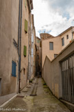 <center>Privas</center>La rue des Poireaux.
Le long des remparts sud-ouest, descend la rue des Poireaux, anciennement rue de Porreaux, toponyme probable issu d’un terme occitan, désignant une « gargoulette » pour étancher sa soif. Dans cette rue y avait-il un potier fabriquant des cruches ? Cette étroite rue est demeurée médiévale avec ses fenêtres à larmiers, ses arcs de banches (boutiques avec un volet qui s’abattait), son « andrône » (impasse couverte de la largeur d’un homme).