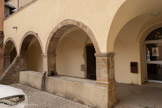 <center>Le couvent des Récollets</center>Il ne reste que quelques arcades de l'ancien cloître, à proximité du clocher de la chapelle. Ce cloître était ouvert sur le monde, tel que le recommandait cet ordre religieux.