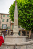 <center>Privas</center>Cette place s’appela successivement  Place du clocher, du Marché, Placette, puis Place Royale ou Impériale selon les aléas de l’histoire. Sur cette place où auparavant on rouait, serrait au carcan ou écartelait les condamnés, on amena, au cours de la période de la Terreur sous Robespierre, la guillotine ambulante. Le pays ayant déjà bien souffert, le passage de l’ancien au nouveau régime se fait sans trop de victimes, on ne prononce que 20 condamnations à mort L’épisode dit des « Martyrs de Privas » en fut le plus sanglant : le père Rouville et 4 autres prêtres ainsi que 3 religieuses sont guillotinés sur cette place après avoir été jugés dans la chapelle des Récollets, devenue tribunal. On les accusa d’avoir refusé de prêter serment à la constitution civile du clergé.