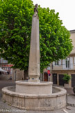 <center>Privas</center>La fontaine au centre de la place, est érigée en 1880, elle est surmontée d’un obélisque orné d’un buste de la République, sculpté par Louis et Jules Ranc. On a capté de nouvelles sources pour alimenter au XIXème siècle d’élégantes fontaines : celle-cit ou celle du square Vincent d’Indy dont l’élévation en marbre a disparu aujourd’hui.