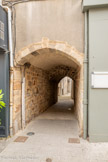 <center>Privas</center>Le passage voûté rue du Pouzin qui fut fatal à Henry de Saint-Nectaire, marquis de Chateauneuf en 1674. C'est le fils de Marie Hautefort, Dame Lestrange et de Privas. Il fut criblé de balles par les mercenaires recrutés par sa propre mère, Marie d’Hautefort, fille de Paule de Chambauds, avec qui il était en procès. Son frère, le chevalier de St-Nectaire compromis dans l’affaire, passa vingt-cinq ans en prison. Mme de Sévigné parle de cet incident dans une lettre du 28 octobre.