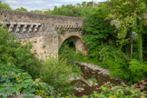<center>Le pont, classé aux Monuments Historiques depuis 1922 est appelé Louis XIII en souvenir du passage, en mai 1629, du roi avec une armée de 20000 hommes venus mettre le siège devant Privas pour en finir avec la Réforme.
La route menant au pont sur l’Ouvéze était le seul accès à Privas en venant du port du Pouzin par le pont de Coux. Cette voie rejoignait aux « Trois chemins » l’antique voie du sud qui traversait la plaine du Lac. Les armées de Louis XIII se dirigèrent vers Privas par ces deux voies : Montmorency par la vallée de l’Ouvèze et Coux, et Shomberg accompagnant le roi par la vallée de la Payre. Le pont fut endommagé au cours des combats et le roi le fit réparer à la fin du siège pour permettre à l’artillerie de passer en cas de récidive de rébellion. </center>