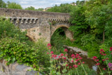 <center>Pont dit « Pont Louis XIII » sur l'Ouvèze.</center>Lors des combats livrés par Louis XIII en 1629 contre les insurgés protestants de celle que l'on nomme la petite Rochelle, le pont subit de gros dégâts. Le roi décide alors de le faire réparer. Selon les sources, il a pu agir dans un esprit de réconciliation ou tout simplement dans un but pratique, qui permettrait à ses troupes d'entrer plus facilement dans la ville en cas de nouvelles révoltes. On distingue très nettement des pierres de couleur claire qui dateraient de la première construction, au-dessus l’empierrement en basalte noir demandé par l’intendant du Languedoc Basville après 1629 et enfin l’encorbellement qui, au 18ème siècle, permit d’élargir le pont à la circulation.