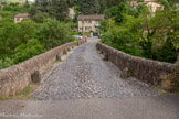 <center>Le pont dit « Pont Louis XIII » sur l'Ouvèzel fut élargi en 1732. En 1855, un viaduc sera construit quelques centaines de mètres en amont et la circulation se déplacera sur ce nouvel ouvrage.</center>