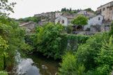 <center>Privas</center>Quartier des tanneurs. Chaucher, c’était piétiner dans des cuves emplies d’eau et de chaux, les peaux de bêtes pour les faire dégorger et les assouplir. Pour le tan du cuir, on utilisait l’écorce de chêne (rusch) pilée par les meules des « gauchoirs à rusches ». On trouvait des chênes en grande quantité à Ternis dans le Bois-Laville, pour le bois de chauffe du four banal ou pour les tanneries de Charalon et d’Ouvèze. La présence du chêne dans les armoiries de la ville est peut-être en relation avec l’importance de son rôle dans l’industrie du cuir.