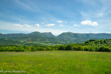 <center>Le Synclinal de la forêt de Saoû</center>A gauche, le versant  sud du synclinal de Saoû, à droite, la montagne de Couspeau