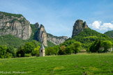 <center>Le Synclinal de la forêt de Saoû</center>Le roc de saoû à droite, la Tour à gauche, avec les Aiguilles derrière. C'est « le Pertuis », la seule entrée due à la rivièe Vèbre qui permette un accès naturel à la cuvette. Au début du XXème, on a été obligé de faire sauter une partie des rochers avec de l’explosif pour y aménager un chemin d’accès à peu près carrossable afin de transporter les matériaux nécessaires aux aménagements imaginés par Maurice Burrus.