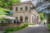 <center>Le Synclinal de la forêt de Saoû</center>L'allée principal qui mène à l'auberge des Dauphins est bordée de cèdres plus que centenaires.  Pour réaliser cette auberge, Maurice Burrus fait appel à un architecte installé à Romans sur Isère : Paul Boyer. Celui-ci imagine une construction simple et fonctionnelle sur deux niveaux avec un rez-de-chaussée réservé au restaurant, bar et cuisine et un niveau supérieur dédié aux chambres.
S’inspirant de l’architecture du Grand Trianon à Versailles, l’esthétique est résolument néo-classique : symétrie de la composition, portique d’entrée avec colonnes d’ordre dorique, balustrade, baies en plein cintre…
Le traitement même de la façade en faux appareillage imite les constructions en pierres de taille.
Mais si le style évoque une architecture du 18e siècle, la structure est quant à elle bien moderne. En effet, toute l’auberge est bâtie en béton armé.
Au rez de chaussée dans l'aile Ouest de l'auberge qui ouvre sur une magnifique terrasse ombragée,  un restaurant gastronomique haut de gamme est aménagé.