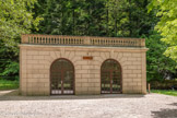 <center>Le Synclinal de la forêt de Saoû</center>L’Auberge des Dauphins. Face à l'auberge a été installée une petite buvette.
