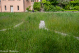 <center>Le Synclinal de la forêt de Saoû</center>Emplacement de la Villa Tibur. Adolphe Isaac Crémieux fait construire entre 1852 et 1875 une résidence aux façades roses ouverte sur un parc d'agrément, la villa Tibur, nommée ainsi en souvenir de la villa d'Hadrien ou villa Tiburtina à Tivoli. En partie détruite par un incendie après la Seconde Guerre mondiale, cette demeure est rasée en 1971. Les pièces de réception ainsi qu'une salle de billard étaient orientées sur le parc tandis que dans des tourelles, au nord, se trouvaient les escaliers menant aux caves et à l'étage. En 1930, Maurice Burrus va réutiliser la « Villa TIBUR » comme école qu'il créé de toutes pièces au rez de chaussée pour accueillir les enfants de ses gardes forestiers, et fait aménager à l'étage un appartement pour loger l'instituteur. Des maquisards se sont installés dans toute la forêt de SAOÛ sous l’occupation, pensant y trouver un refuge sûr, mais les allemands qui ont occupé la Drome dès septembre 1943 ont réquisitionné le château et ont eu vite fait de se rendre compte que la forêt de SAOÛ abritait un maquis conséquent...
Ils ont alors détruit toutes les fermes et hameaux où les résistants avaient pu trouver refuge. Ce fût la fin de l’habitat permanent dans la forêt de SAOÛ.