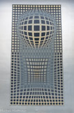 <center>L’ALVEOLE 7</center>VP SURKE 1969
670x335
Tapisserie réalisée à Aubusson. Suspendue directement au mur par jeu de bandes Velcro cousues sur l'œuvre et collées au mur. Fond argent.