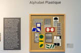 <center>Alphabet Plastique</center>Acquis à l’abstraction, Vasarely décide d’incorporer une nouvelle donnée : l’expérience cinétique de la couleur. C’est la mise en place de l'Alphabet Plastique.
Le principe est élémentaire.
« 1= 2 ; 2-1 ». Cette équation s'exprime en diverses unités. Chaque unité comprend deux éléments s’emboîtant l’un dans l'autre. Un carré jouant le rôle de fond accueille une forme géométrique qu'il peut contenir : triangle, rectangle, cercle, ellipse, losange, carré.
La couleur joue un rôle éminent car elle délimite le fond de la forme. Elle est sans nuance, traitée en aplat et indissociable de sa forme. Ce principe est breveté dés 1959 sous le nom « d'Unité Plastique » <br> Etude 5, présentoir 3 : le Brevet des formes. 