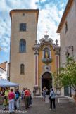 <center>Cathédrale Notre-Dame de la Nativité</center>A gauche de l’entrée, la Tour Saint Lambert date du XIIe siècle. Le évêques les plus connus : •	Saint Véran (480), moine de Saint Honorat de Lérins, évêque de Vence.
• Saint Lambert de Vence (1084-1154), moine de Saint-Honorat de Lérins, évêque de Vence.
• Alexandre Farnèse (1468-1534), évêque de Vence, devenu pape sous le nom de Paul III.
• Antoine Godeau (1605-1672), avocat, évêque de Vence, académicien.
• Germain Allart (1610-1685), évêque de Vence.
• Jean-Baptiste Surian (1670-1754), évêque de Vence, académicien.