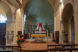 <center>Cathédrale Notre-Dame de la Nativité</center>Le chœur. L’autel en marbre polychrome (rouge et blanc) surmonté de trois chérubins a été réalisé par le génois Schaffini en 1768. Les deux bustes de cuivre argenté de Saint Véran et de Saint Lambert, ciselés en 1825 et 1826, reposent sur des caisses vitrées qui contiennent les ossements des deux saints. Celui de Saint Véran fut offert par Monseigneur Pisani de la Gaude, dernier évêque de Vence.