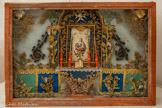 <center>Cathédrale Notre-Dame de la Nativité</center>Vitrine: Triomphe de Louis XVI, en plâtre ou terre cuite, reposant sur un piédestal surmonté d'un dôme reposant sur 4 colonnes, entièrement confectionné d'une multitude de bandes de papier toutes différentes et tissus pour drapeaux et armes royales.