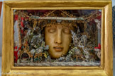 <center>Cathédrale Notre-Dame de la Nativité</center>Reliquaire: dit SACRUM CORPU ; Masque mortuaire en cire de «S Justini pueri M » (St Justinien enfant) entouré de reliques, de paperolles et d'objets précieux. XVIII-XIXe