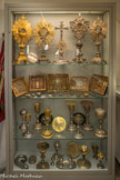 <center>Cathédrale Notre-Dame de la Nativité</center>Les DIORAMAS (ou VITRINES) sont  appelés communément « crèches » lorsqu'ils se rapportent à une scène d’inspiration religieuse contenue dans des boîtes vitrées qui se répartissent en : 
• Paperolles, décors réalisés en utilisant des bandes de papier roulées ou torsadées souvent dorées sur tranche et collées pour former un décor d’arabesque ou d’architecture. Ces crèches peuvent contenir des reliques, des gravures ou des objets.
Reliquaires, contenant, un fragment du corps ou du vêtement d’un saint, pour sa vénération.
Paradis ou grottes, évoquant des lieux idylliques dans un décor de paysages peuplés de religieux, saints ou de la Vierge avec oratoire ou le paradis perdu, entourés d’une multitude d’animaux, végétaux, etc.
Chapelles, constituant un oratoire privé pour la prière journalière ou lorsqu’il était impossible de se rendre à l’église. Le concile de Trente (convoqué en 1542 par Paul III Farnèse ancien évêque de Vence) et la Contre-réforme favorisèrent la diffusion de tels objets.
Ils étaient confectionnés dans des couvents, principalement de Carmélites en Provence, avec des végétaux ou de la mie de pain, de la terre cuite, de la cire, de l’ivoire, du verre filé de Nevers, de la fritte de verre collée sur les parois en papier pour donner un aspect minéral.