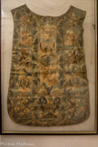 <center>Cathédrale Notre-Dame de la Nativité</center>CHASUBLE baroque
Fin XVIe ou début XVIIe siècle.
Origine et datation cette chasuble ne provient pas de l’évêché de Vence, elle nous a été offerte par une donatrice qui l'a trouvée dans la cave de ses parents à Nice. Elle pourrait provenir d'Italie ou d'Espagne. Par son décor baroque, on peut la dater de la fin du XVIe ou du début du XVIIe siècle (étude en cours). Le concile de Trente, convoqué en 1580 par le pape Paul III Farnèse (notre ancien évêque) encouragea cette expression baroque de surcharge décorative et d'exubérance qui servait la propagande catholique de la Contre-Réforme
Tissus : soie bleue, doublée de toile beige
Décor : il recouvre la totalité des pans ; celui de devant, de forme violon très prononcée, est décoré d’un vase à deux anses d'où s’élève une branche à deux grosses fleurs entourée de deux petits bouquets se détachant sur un fond entièrement brodé ; sur l’arrière, même type de décor mais la branche est entourée de cinq registre garnis de fleurs ou bouquets.