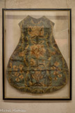 <center>Cathédrale Notre-Dame de la Nativité</center>CHASUBLE baroque
Fin XVIe ou début XVIIe siècle.
sur l’arrière, même type de décor mais la branche est entourée de cinq registre garnis de fleurs ou bouquets.
État la broderie qui recouvre complètement les pans ne laisse apparaître que quelques espaces du fond de soie bleu très fusé II n'y a pas de manque dans la broderie en soie mais les couleurs ont perdu la vivacité des teintes.
Il n'y a ni orfroi ni galon.